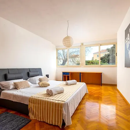 Seaview @ Bacvice Perfect Location Apartment